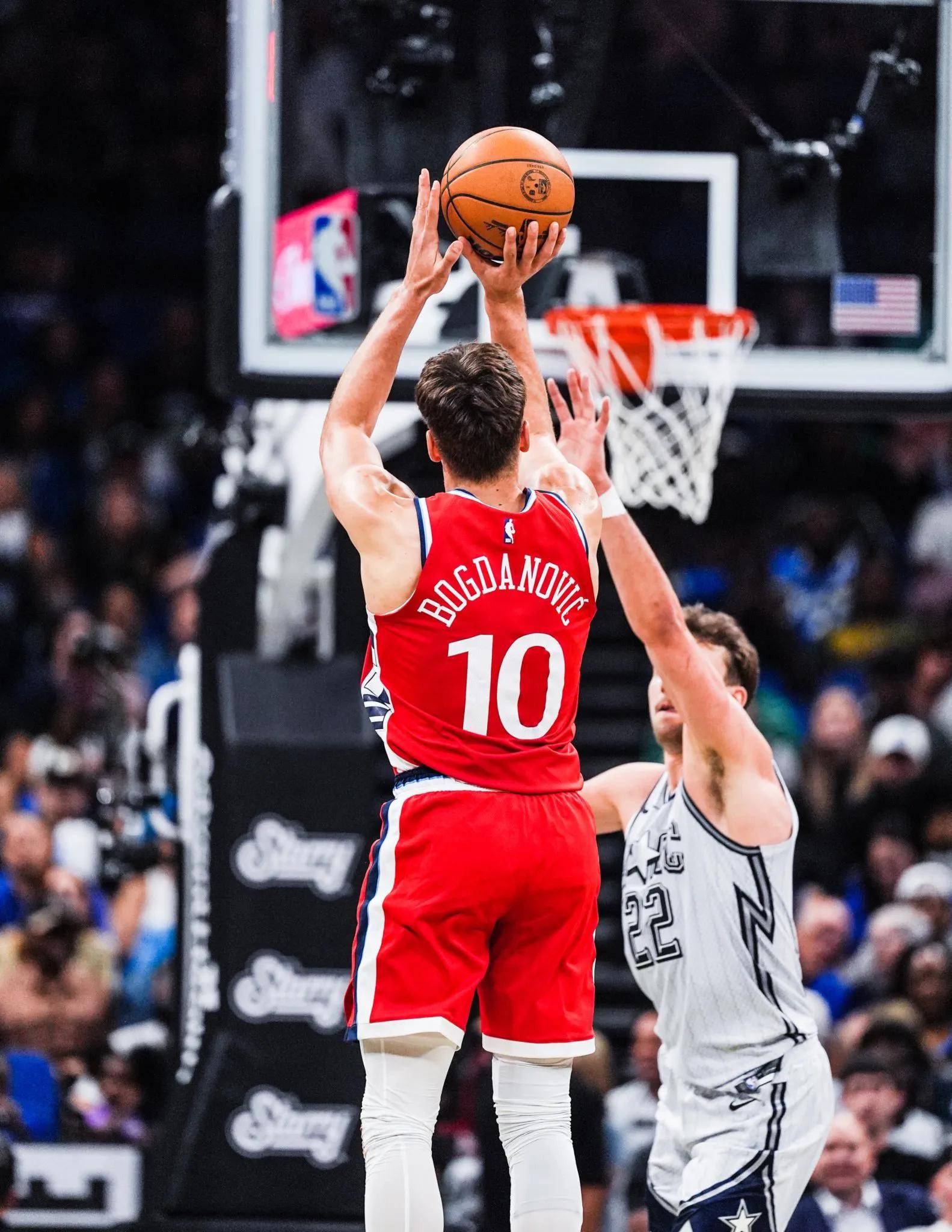 AYX爱游戏中国-独行侠带队取胜！，浓眉哥重要时刻出色防守赢得满堂喝彩的简单介绍-AYX爱游戏中国