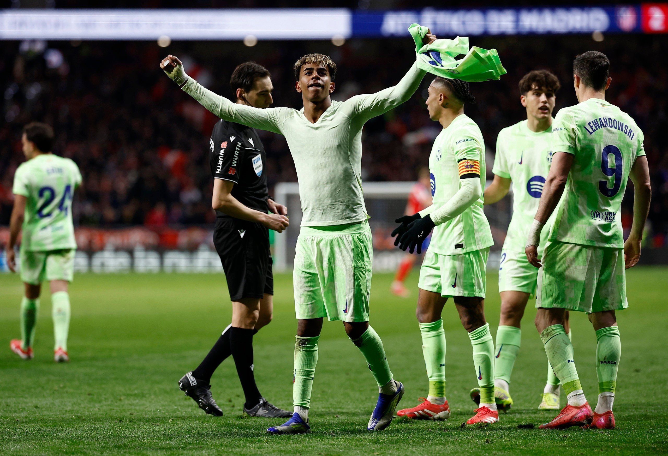 爱游戏-瑞士队观众热烈欢呼！，莱万多夫斯基迎来二十赛季出色发挥上演精彩一战-爱游戏